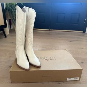 Coconuts by Matisse white agency tall Boots - size 6 NEW